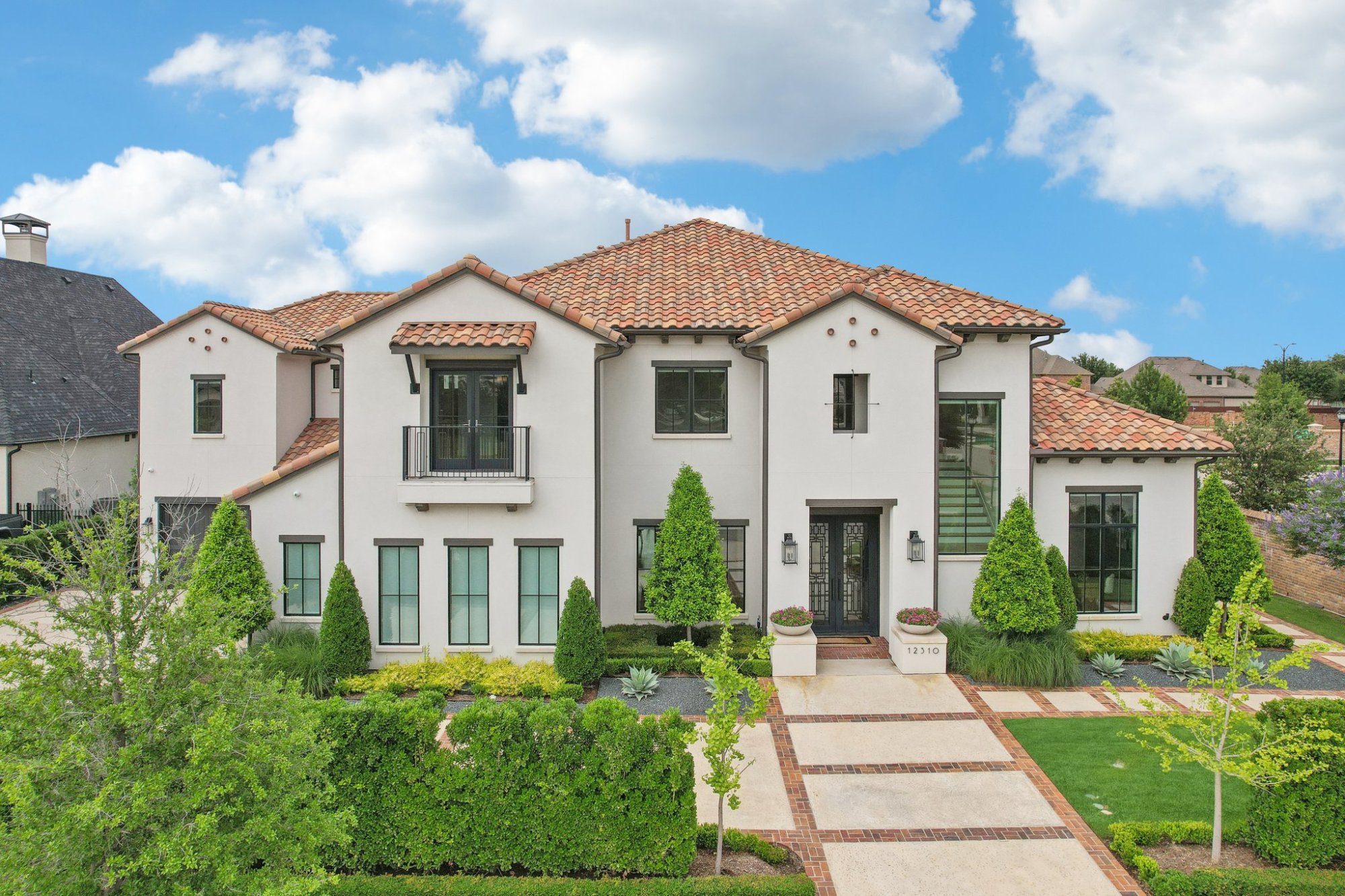 Harvest Meadow Dr — Luxury Exterior