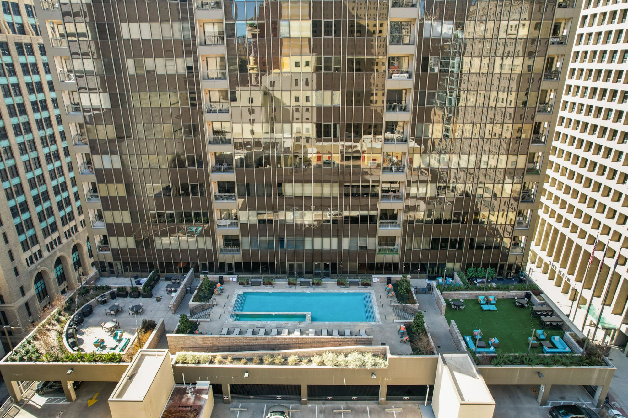 711 Main St — Rooftop Pool Dallas